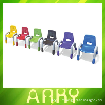 Crianças de jardim de infância cores cadeiras de plástico